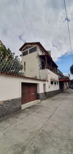 Alugo amplo imóvel na Tijuca em excelente localização na Praça Varnhagen.<br>