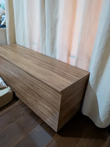 Baú MDF com rodinhas para cama de casal