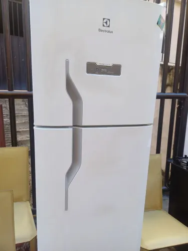 Geladeira Electrolux 371 litros semi nova