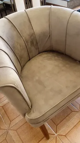Poltrona Aconchegante para Sala de Estar Tecido Veludo Confortável Pés de Madeira Resisten