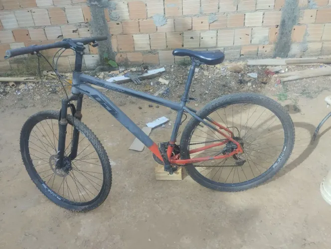 Vendo bicicleta aro 29, deito pneu da frente furado e manete de passar macha com defeito 