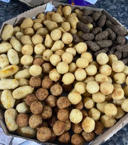 Bolo e salgadinhos