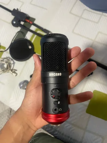 Kit com 2 microfones mais suportes e pop filter