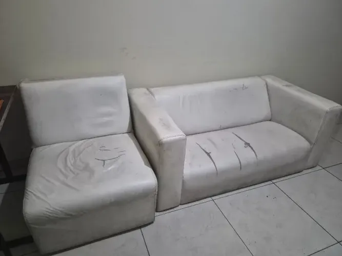 Sofá de três lugares