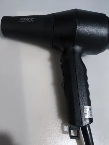 Secador de cabelos Profissional Taiff Turbo 6000 funcionando