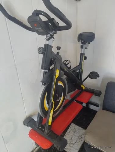 Banco e bicicleta spining