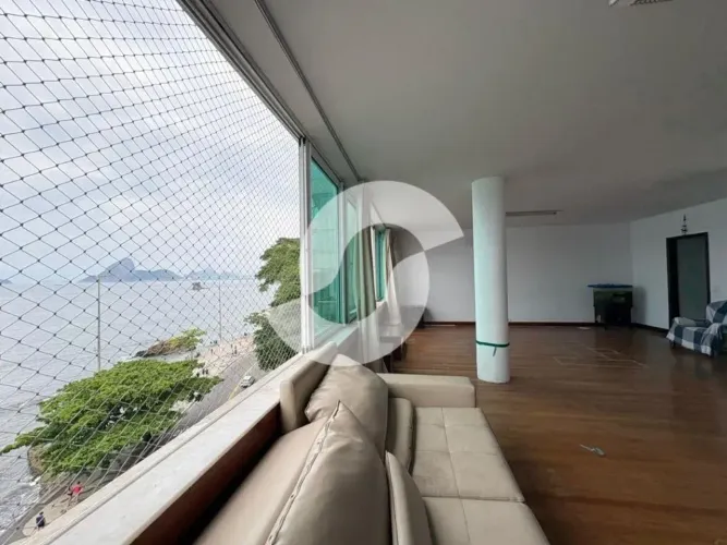 Apartamento com 220 metros quadrados frente mar