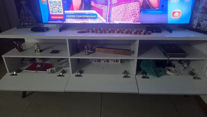 Rack para TV branco (140 X 35 cm) compatível a TV de 65 polegadas. Ótimo eatado de conserv
