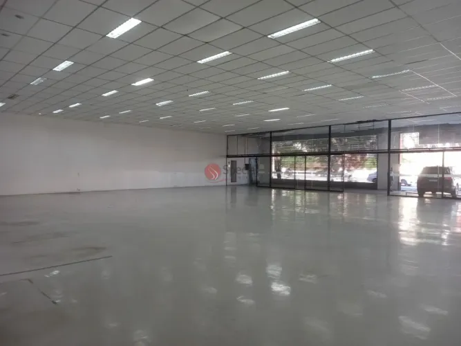 Galpão comercial na Avenida Interlagos com 1314 metros.
