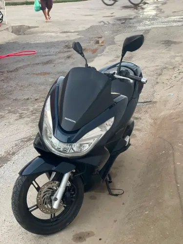 Vende-se ou troca por biz ou branco ou bege 2022. PCX 2018 dois pneus novos,