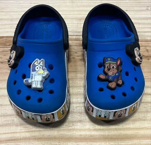 Vendo Crocs Disney Mickey infantil.