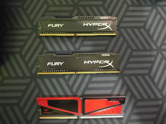 Memórias RAM DDR4 (8GB) 2400mhz (2 UN 8+8Gb HyperX cl15)( 1 UN 8Gb Vulcan cl16)