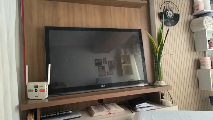Vendo essa TV LG...42 polegadas..Não é smart..mais pode usar o aparelho pra transformar ..