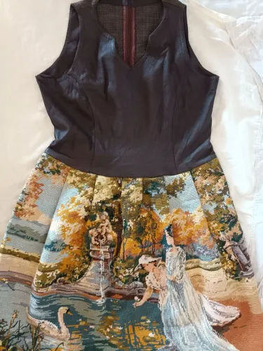 Vestido exclusivo bordado a mão, com couro legítimo
