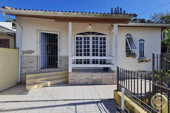 Casa residencial com vista para o mar e excelente localização em Florianópolis