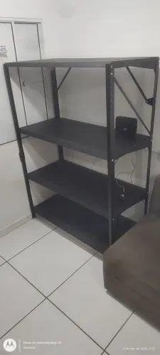 Estante de ferro com 4 prateleiras, semi nova, ótimo para mercadinhos e mercearias