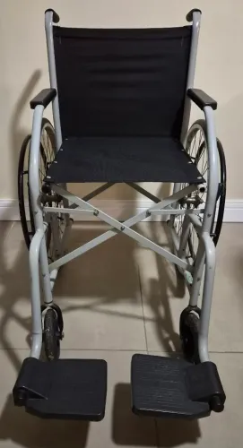 Cadeira de rodas manual dobrável cinza