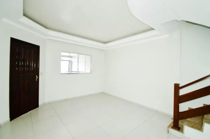 Casa com 4 Quarto(s) e 3 banheiro(s) para Alugar, 350 m² por R$ 4200 / Mês