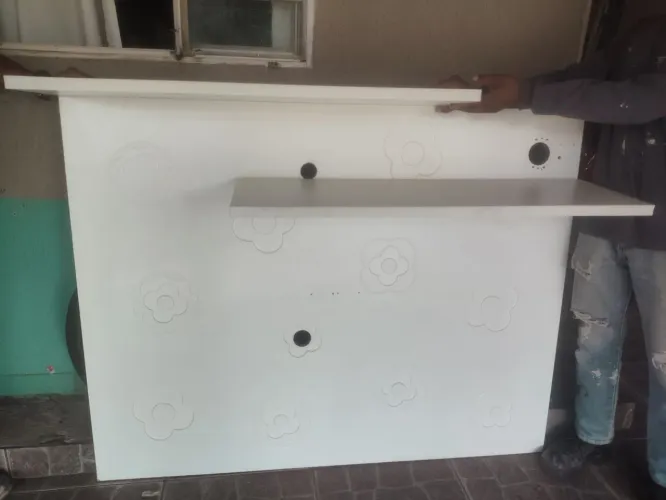 Painel branco com flores 