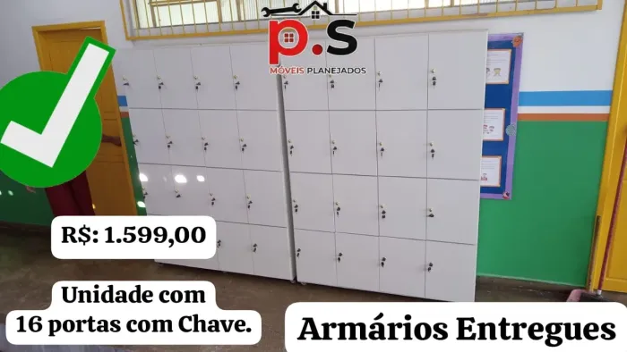 Armário com portas Ps móveis.