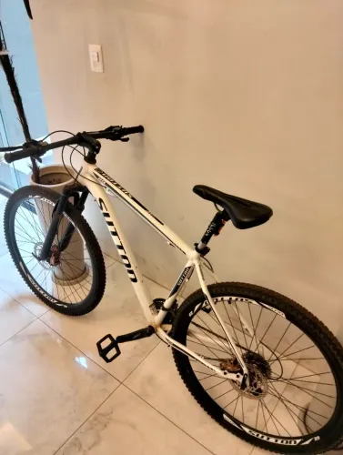 Bicicleta Aro 29 Sutton New Shimano 27v Freio Hidráulico<br>Cor: Branco<br>Tamanho: 19