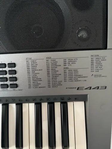Teclado Yamarra PSR E443, com suporte e capa protetora.