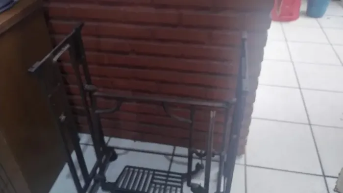 pe de maquina de costura vigorelli antigo em ferro