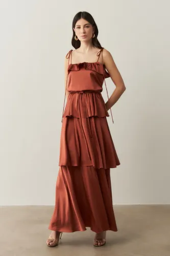 Vestido Long Midi em Cetim com Alças Finas, Babado e Camadas Sobrepostas