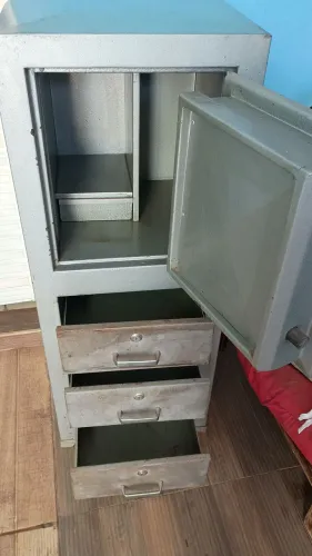 Cofre com três gavetas sem a chave não sei o segredo 