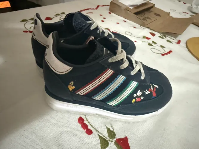 Tênis seminovo collab Adidas + Disney