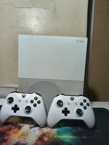 xbox one s com dois controles