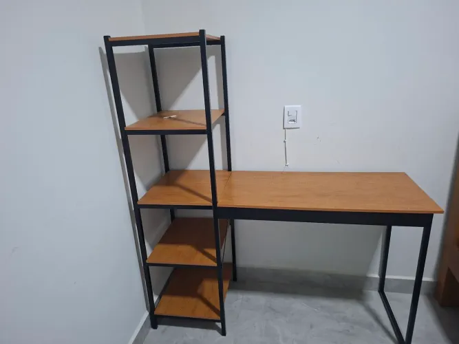 Mesa com prateleiras 130x45