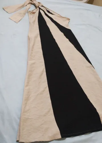 Vestido feminino longo, bicolor um ombro só com amarração zíper lateral caimento leve.