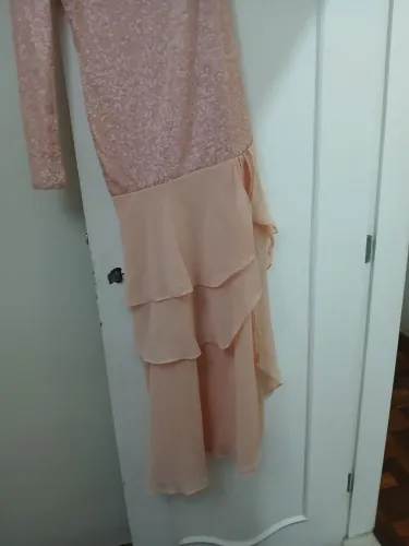 VENDO VESTIDO PARA FESTAS OU 15 ANOS COR ROSA Veste 38/40. Em paete e tecido esvoaçante.
