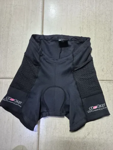 Bermuda de ciclismo feminina da marca Flets, na cor preta.