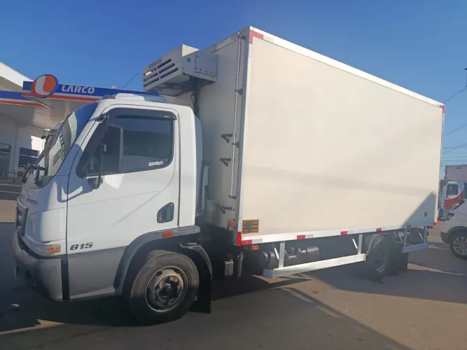 M.bens Accelo 815 baú refrigerado