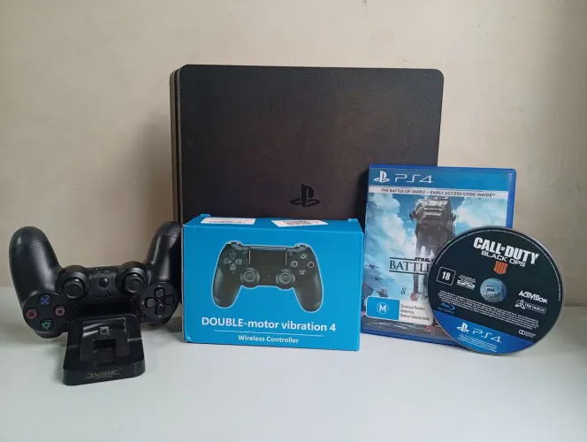 PS4 Slim, 1TB, 2 controles e coleção de jogos