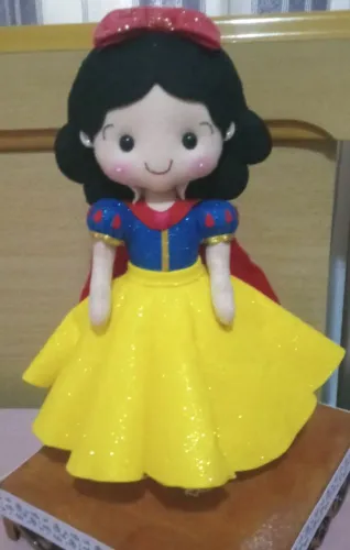 Boneca de feltro branca de neve