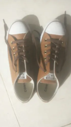 Tênis ALL star marrom n38. 