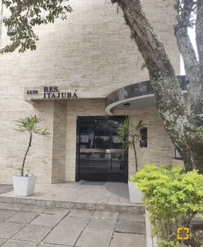 Apartamento com 2 dormitórios semi mobiliado no Centro de Florianópolis