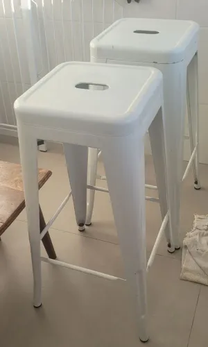 Kit 2 banquetas altas estilo Tolix em aço branco