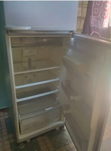 Geladeira Electrolux Frost Free, usada, com defeito na peça que e grudada no compressor