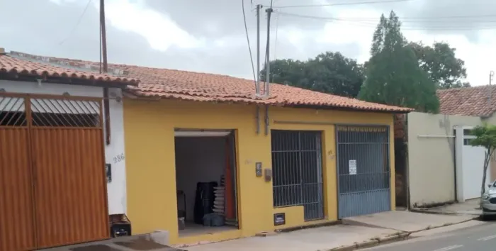 Excelente Casa 131m² + Salão Comercial de 50m² com Banheiro no Centro de Batalha (PI)