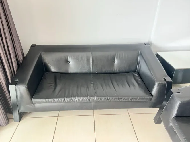 Sofá preto e mesinha de centro