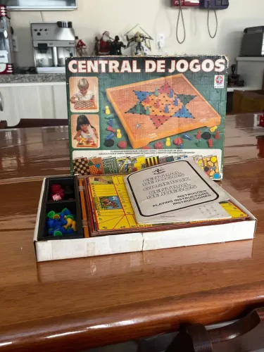 Jogo central de jogos antigo estrela (faltando pinos)