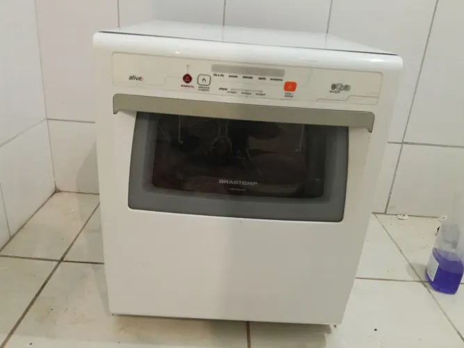 lava-louças compacta Brastemp BLF08, modelo branco de 8 serviços.