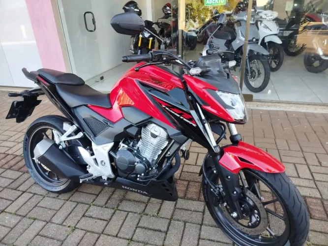 Honda CB 300F Twister 2024 C/ 3.700km