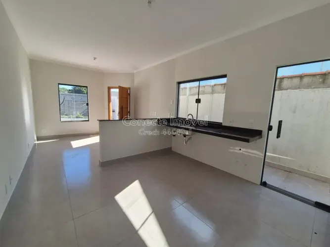 Casa à venda na Vila Jorge Zambon com 2 dormitórios, sendo 1 suíte, ambientes integrados, 