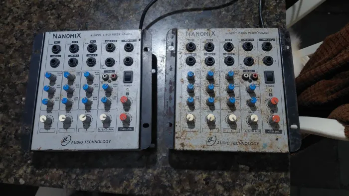 Duas mesas de som de 5 canais (Nanomix LL Audio)