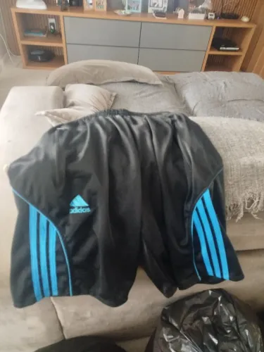 Diversas roupas masculinas e femininas